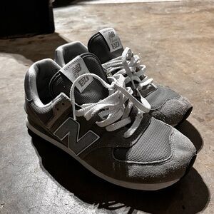 NEW BALANCE 574 
CLEAN GRAY COLORWAY! 
SIZE 10 US